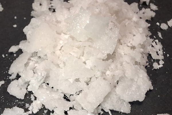Crystalline pharmaceutical material illustrating powder and granular sample assessment